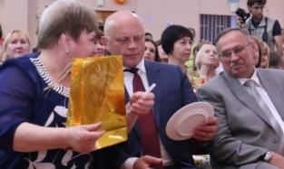 Врио губернатора Назарову подарили пустую тарелку